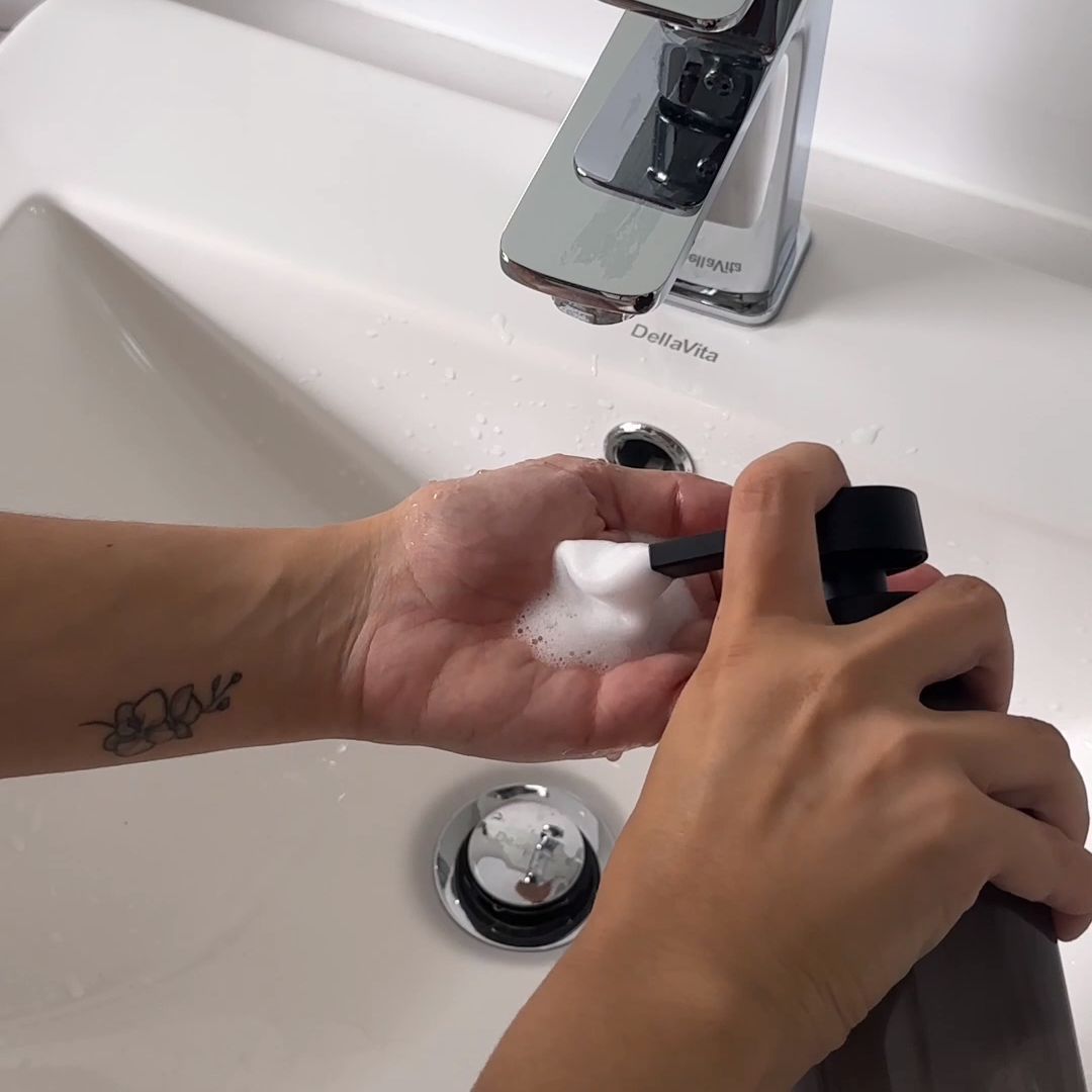 Person using Ocea Clean hand wash 